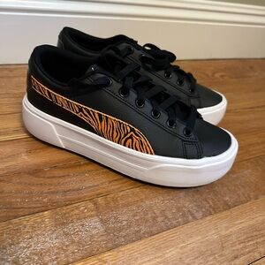 NEW Pumas with tiger stripes size 7.5